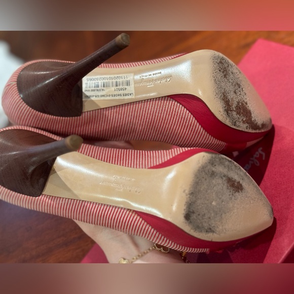 Authentic Salvatore Ferragamo Vara pumps sz 6.5 like new - Picture 5 of 8